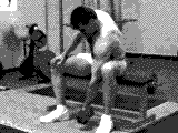 Ćwiczenie na Biceps - Uginanie ramienia ze sztangielką w siadzie w podporze o kolano
